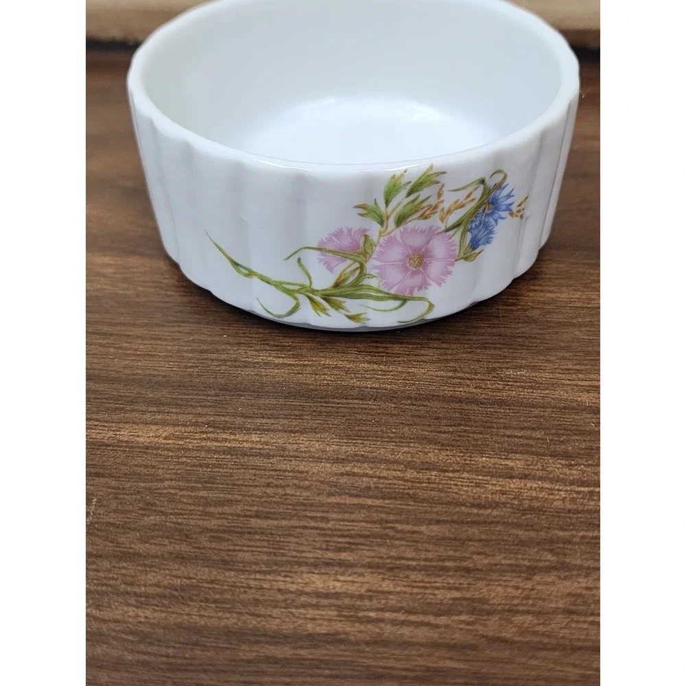 Small Trinket Round‎ Box W/Lid Featuring Pink & Blue Flowers And A 3D Butterfly.